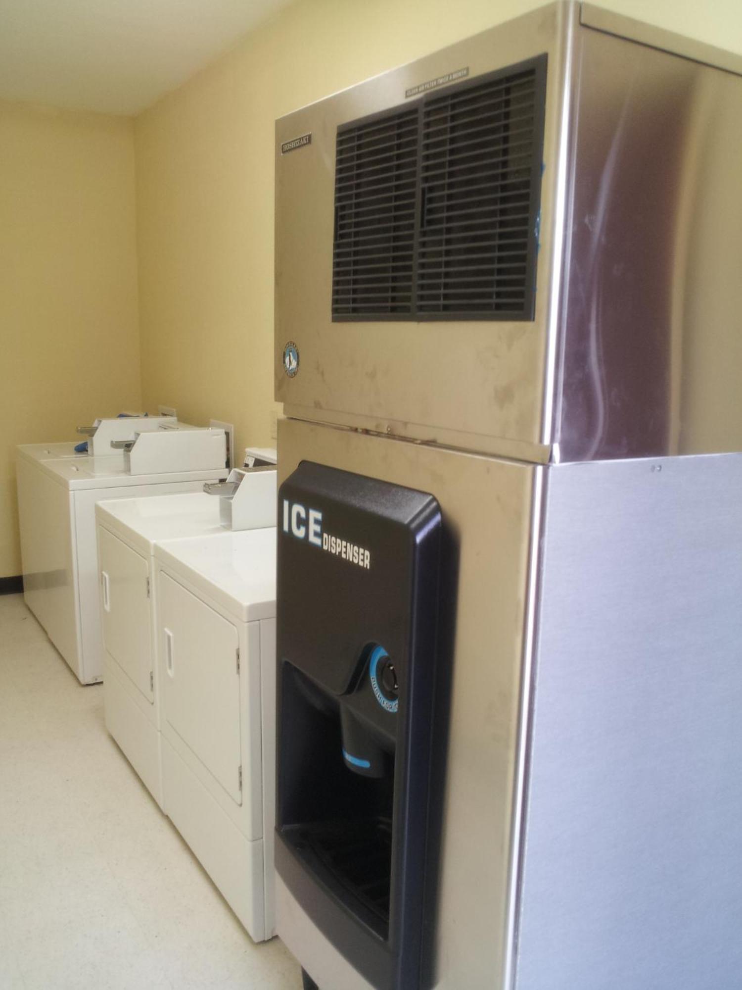 Pearsall Inn And Suites Extérieur photo