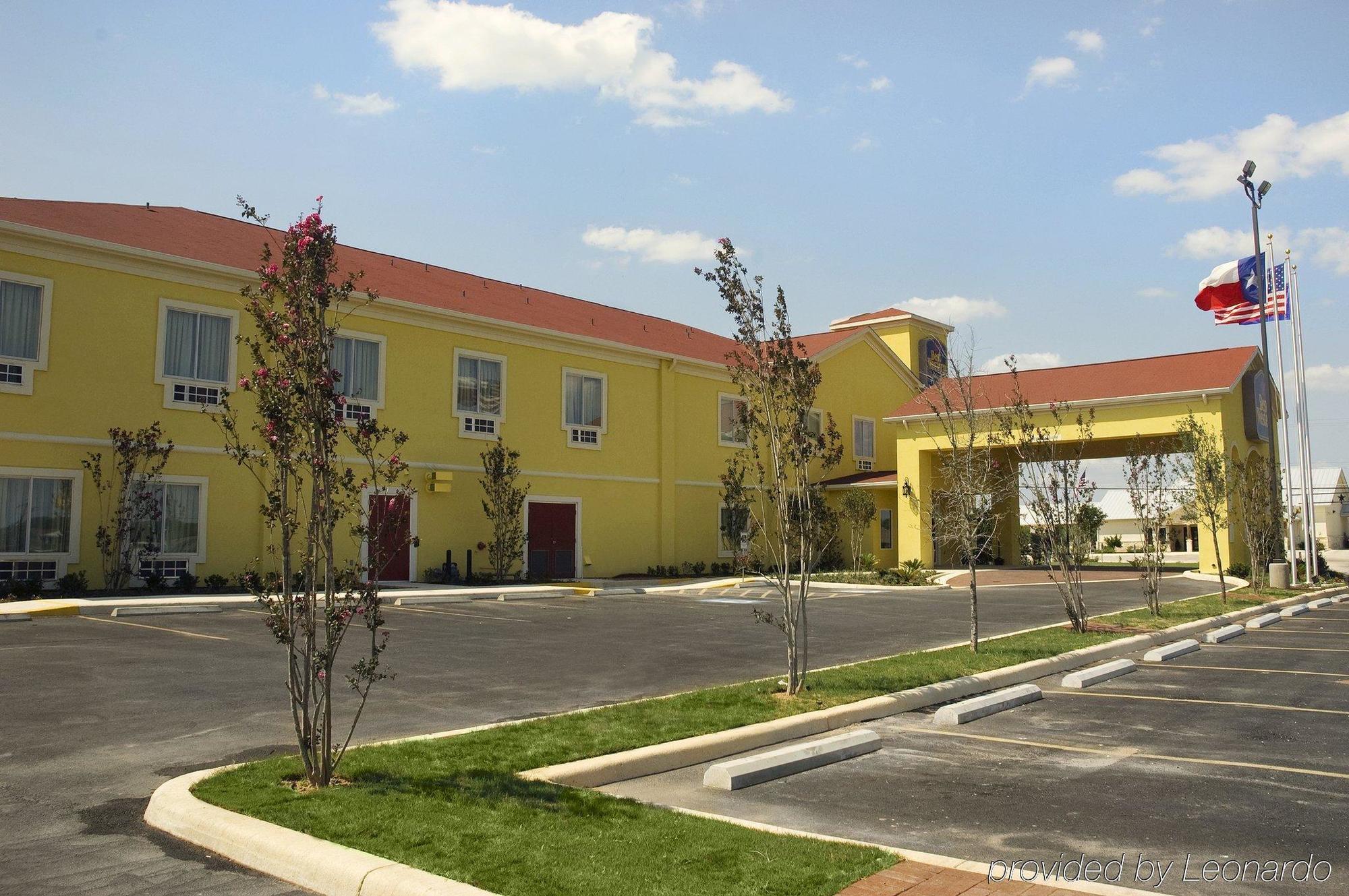 Pearsall Inn And Suites Extérieur photo
