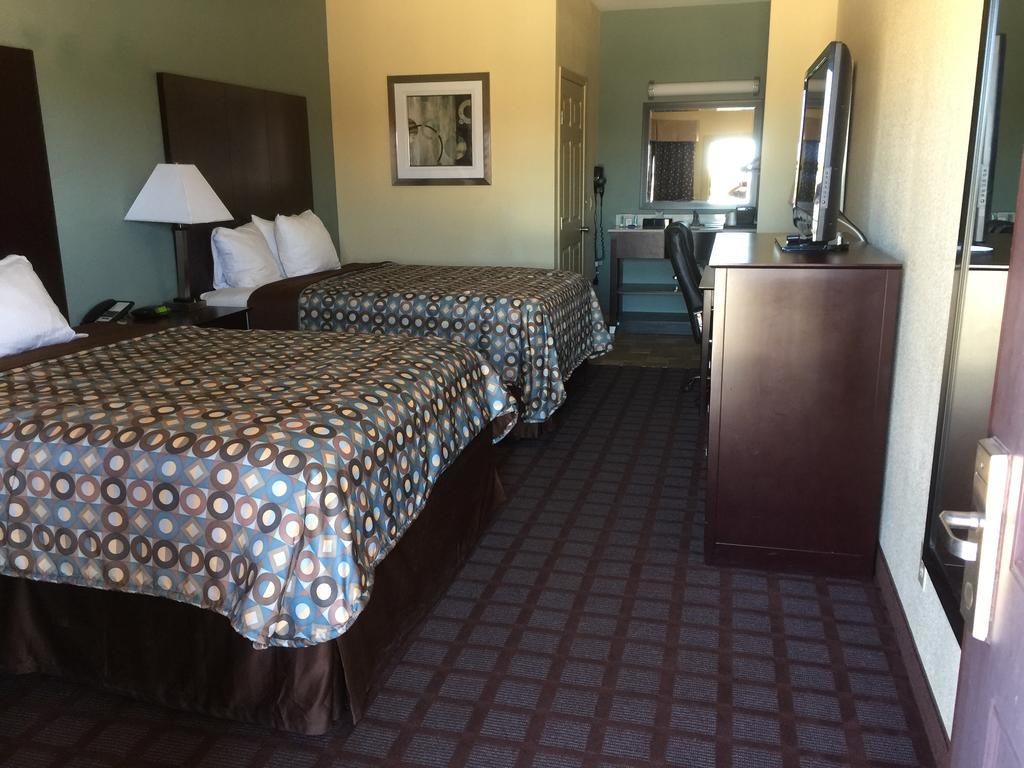 Pearsall Inn And Suites Extérieur photo
