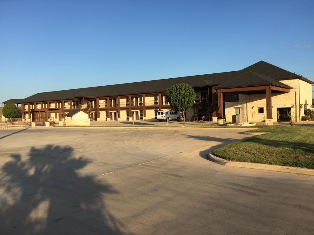 Pearsall Inn And Suites Extérieur photo