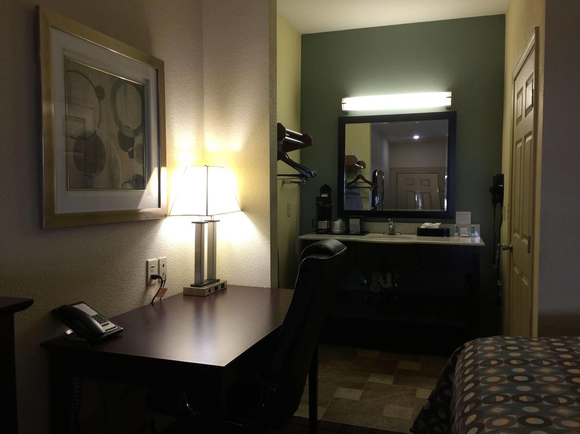 Pearsall Inn And Suites Extérieur photo