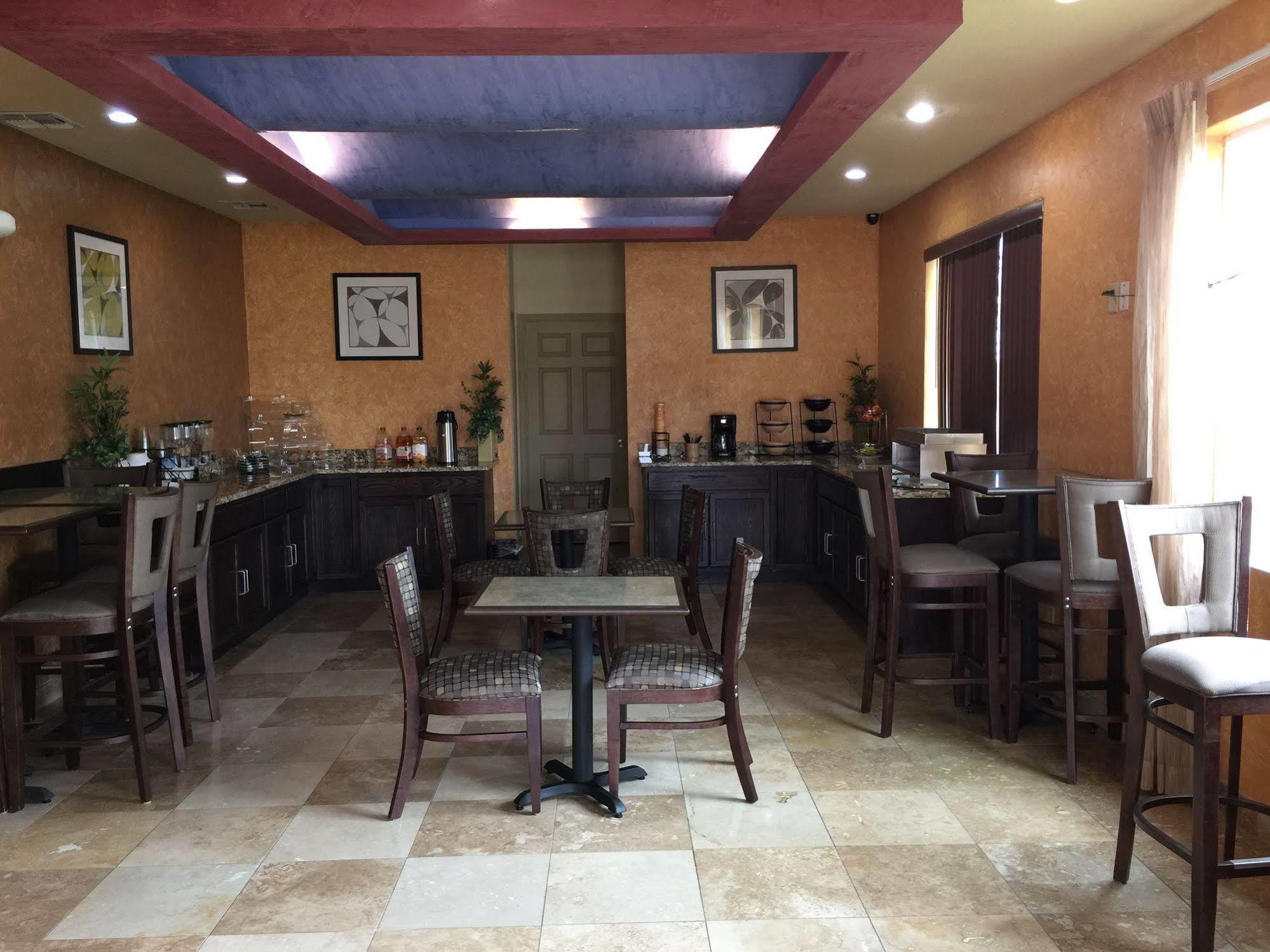 Pearsall Inn And Suites Extérieur photo