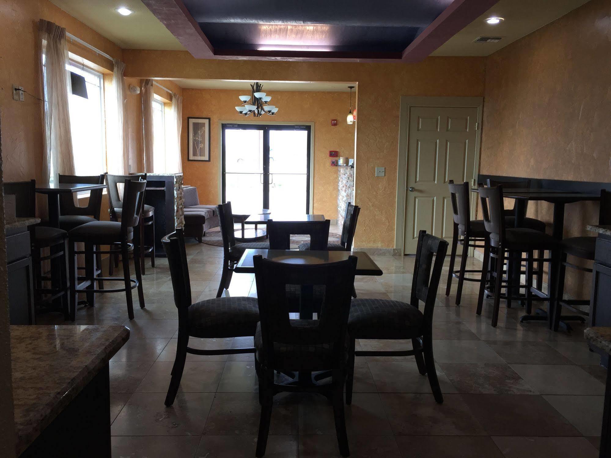 Pearsall Inn And Suites Extérieur photo