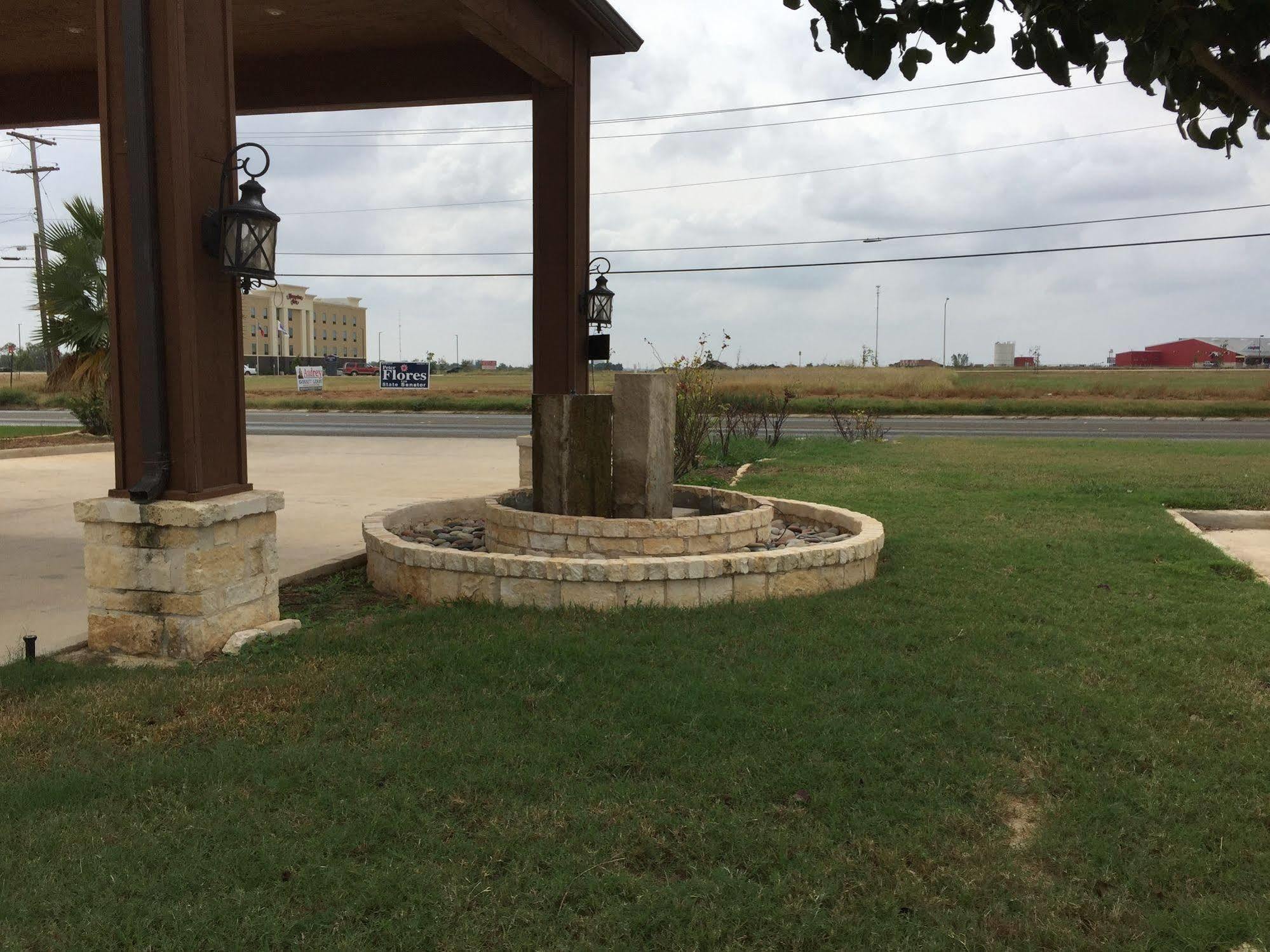 Pearsall Inn And Suites Extérieur photo