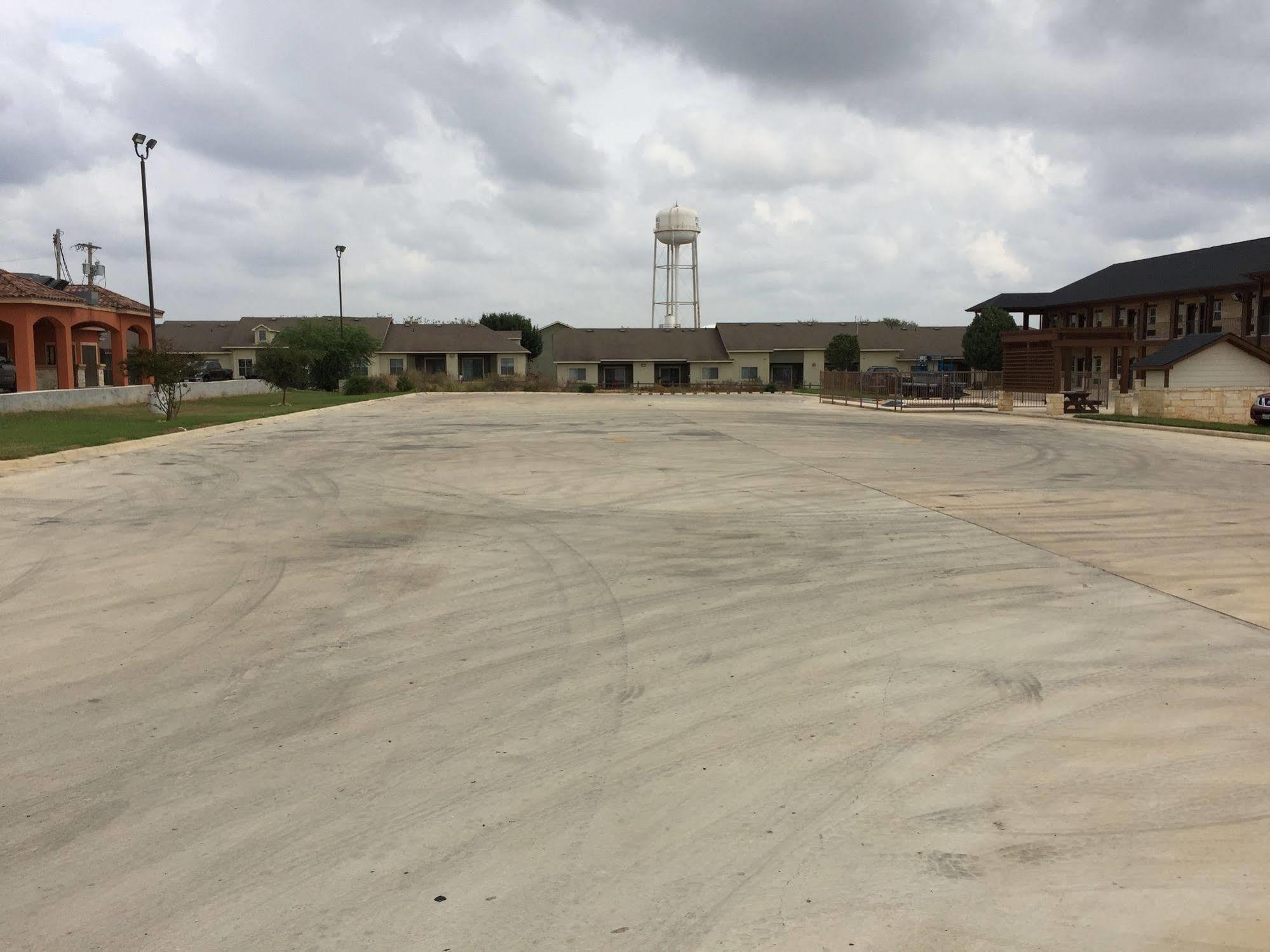 Pearsall Inn And Suites Extérieur photo