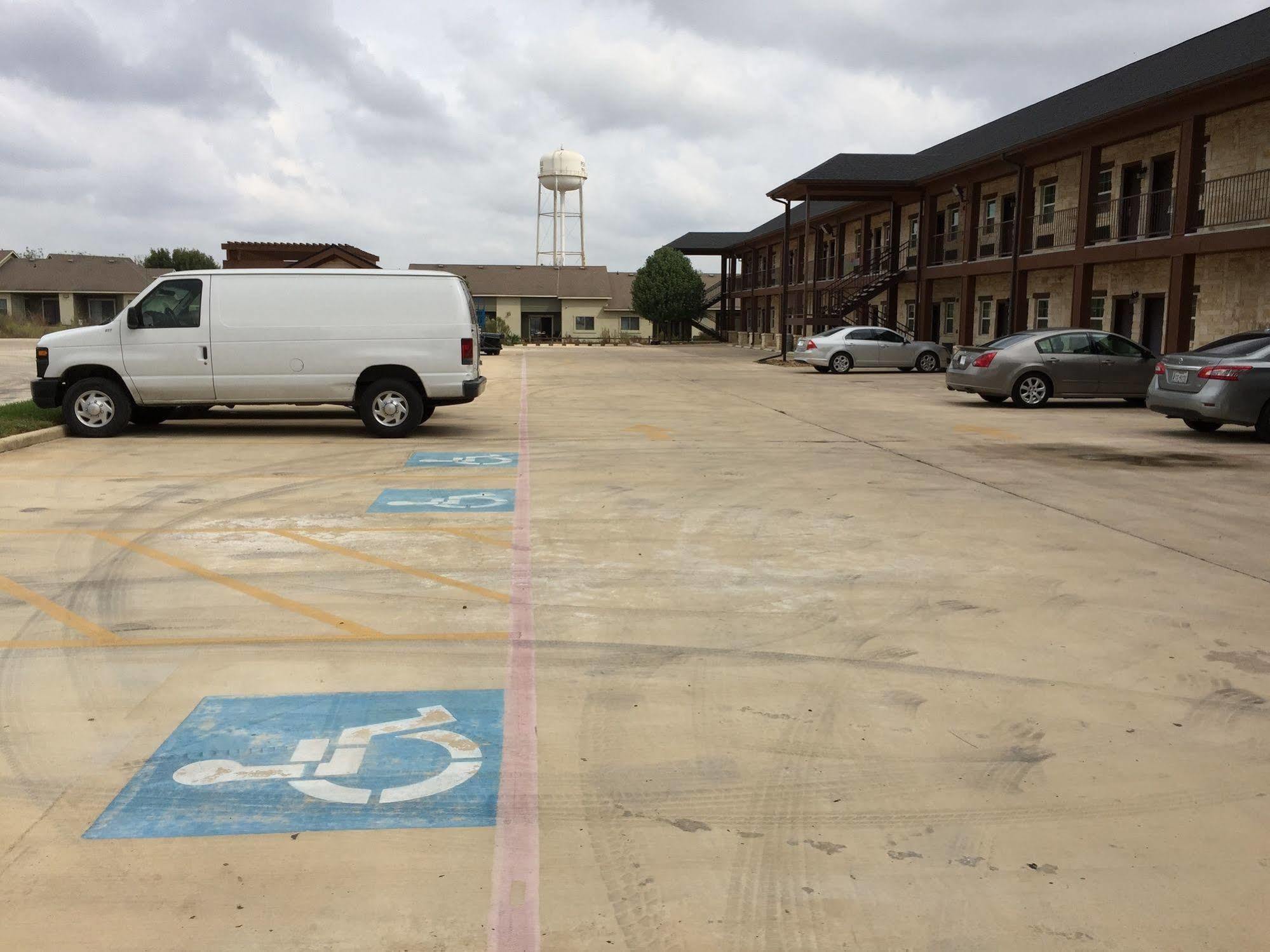 Pearsall Inn And Suites Extérieur photo