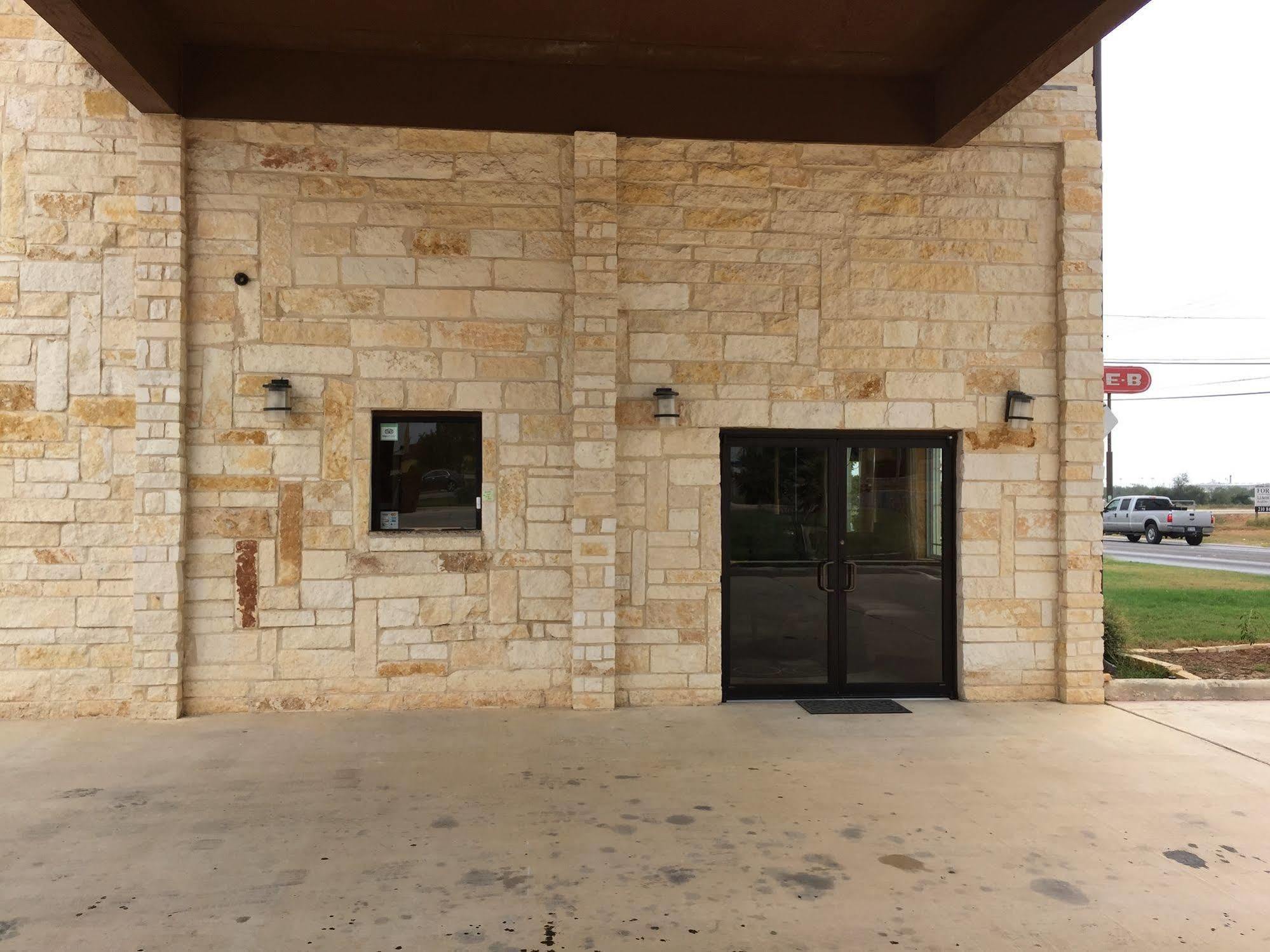 Pearsall Inn And Suites Extérieur photo
