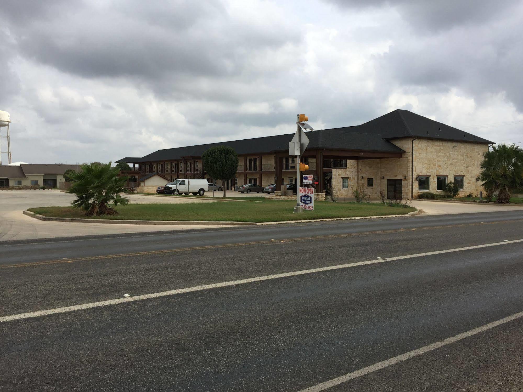 Pearsall Inn And Suites Extérieur photo