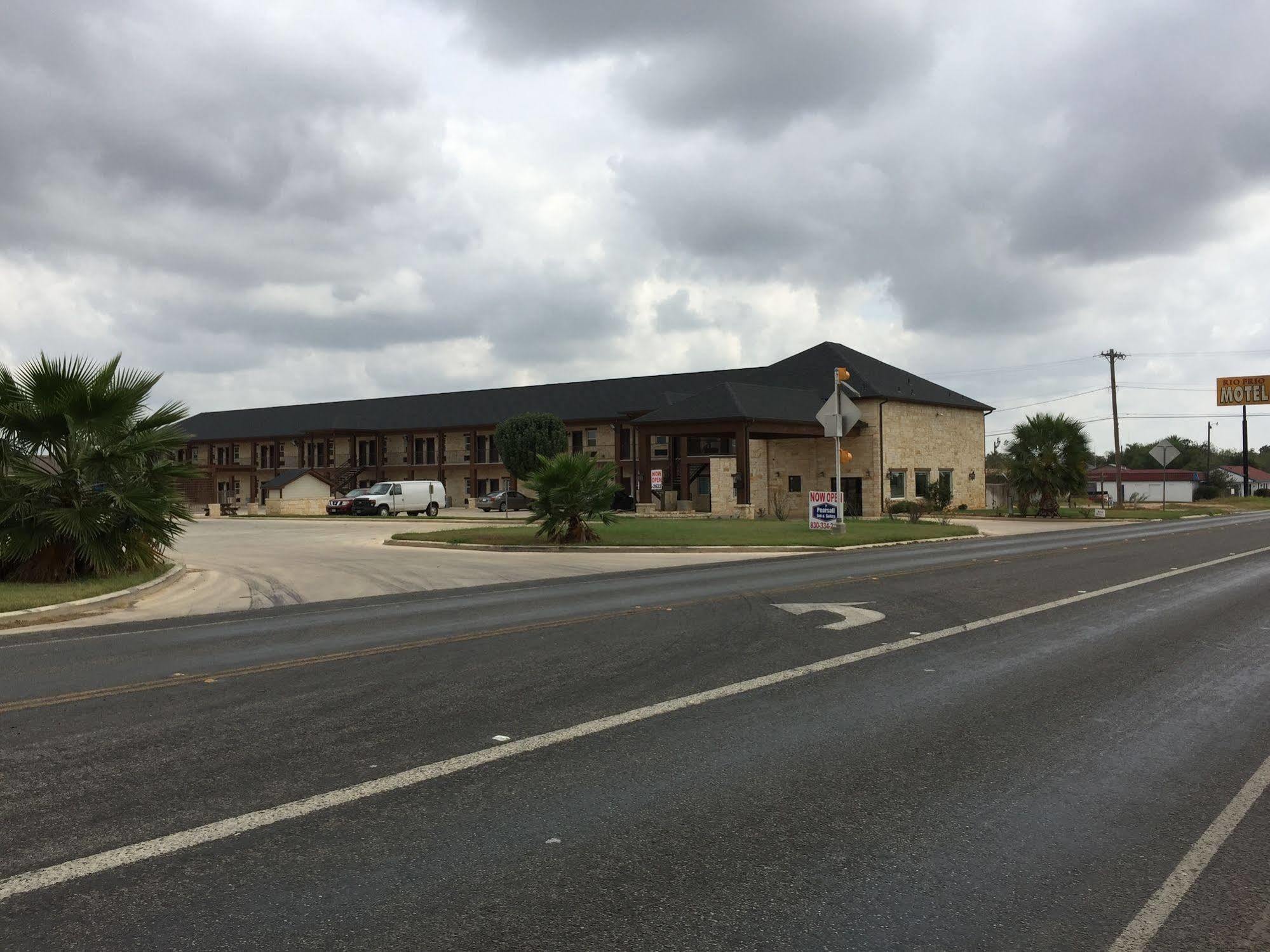 Pearsall Inn And Suites Extérieur photo