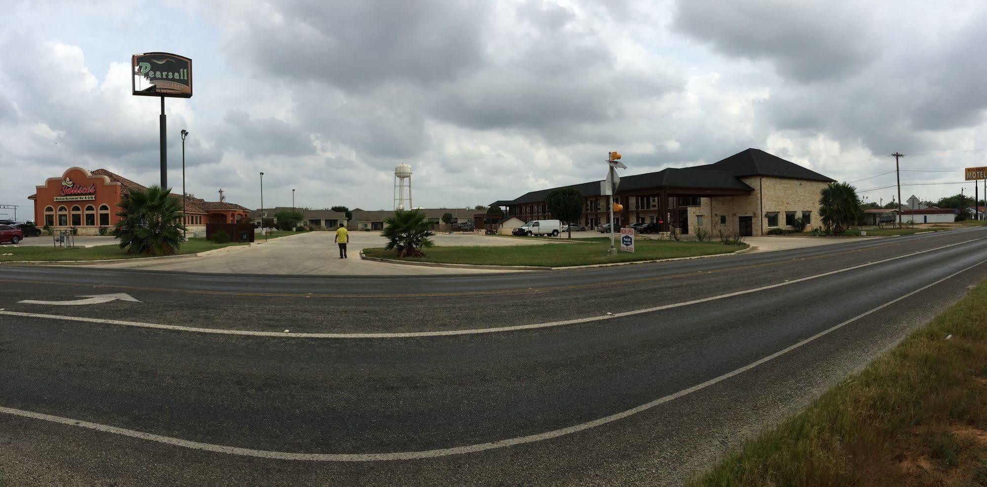 Pearsall Inn And Suites Extérieur photo