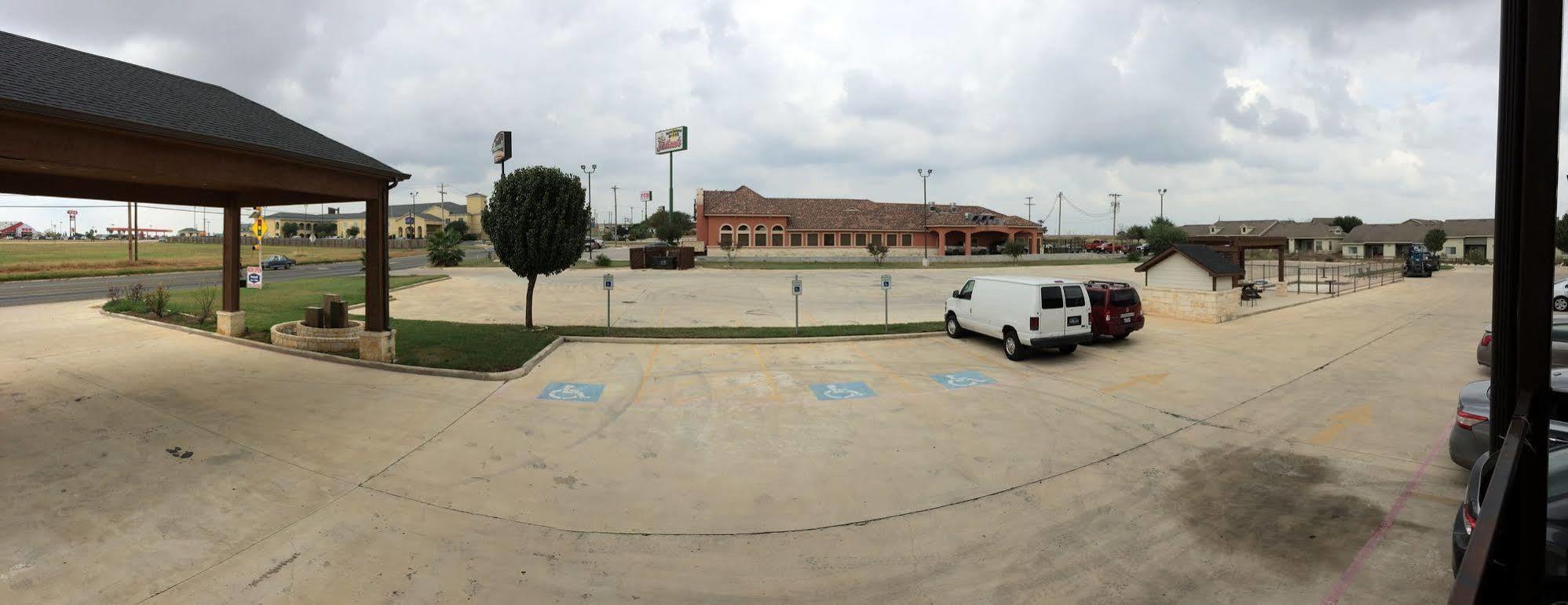 Pearsall Inn And Suites Extérieur photo
